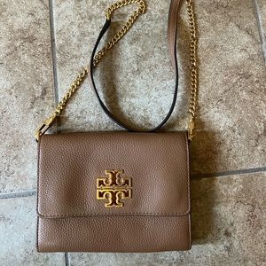 Tory Burch - Britten Chain Wallet Crossbody